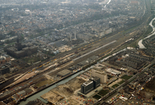 831990 Luchtfoto van het stationsemplacement van het NS-station Utrecht C.S. te Utrecht en omgeving; rechts de Croeselaan.